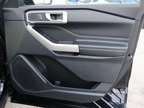 Used 2022 Ford Explorer XLT w/ Equipment Group 202A image 9