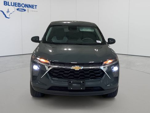 Used 2025 Chevrolet Trax LS w/ LS Convenience Package FWD image 2