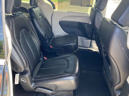 Used 2024 Chrysler Pacifica Touring-L FWD image 17