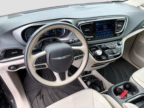 Used 2017 Chrysler Pacifica Platinum FWD image 9