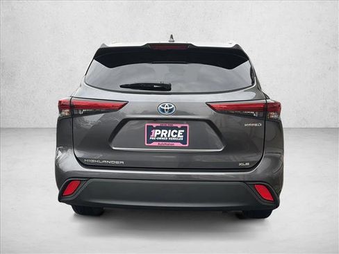 Certified 2022 Toyota Highlander XLE image 6