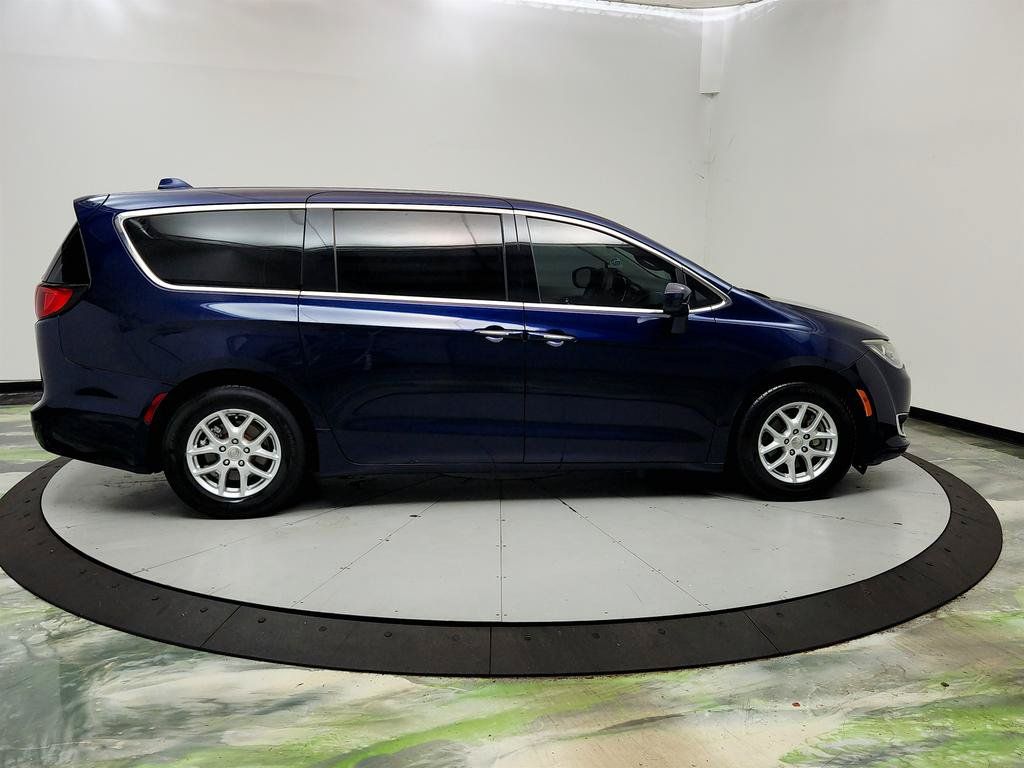 Used 2020 Chrysler Pacifica Touring FWD image 4