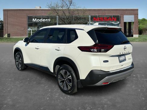 Used 2023 Nissan Rogue SV image 2