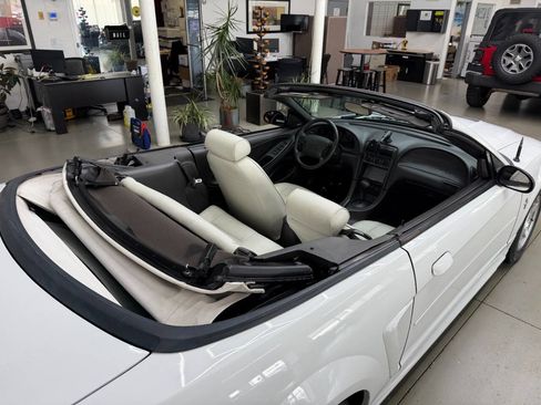 Used 2003 Ford Mustang Convertible RWD image 22
