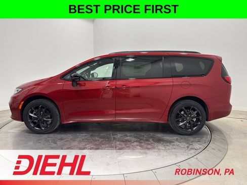 New 2026 Chrysler Pacifica Limited w/ S Appearance Package AWD/4WD image 4