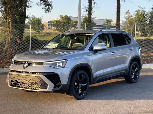 New 2026 Volkswagen Taos SE FWD image 3