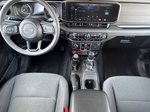Used 2025 Jeep Wrangler Unlimited Rubicon AWD/4WD image 14