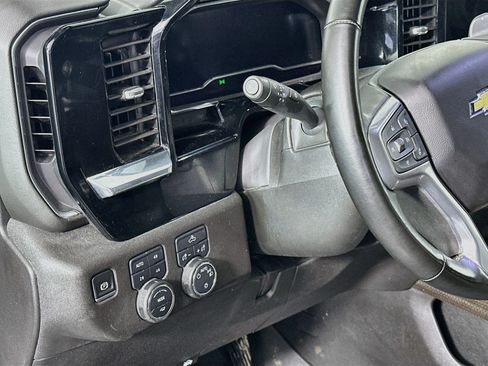 Used 2025 Chevrolet Silverado 1500 LT AWD/4WD image 16