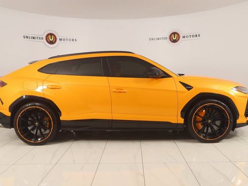 Used 2021 Lamborghini Urus image 2