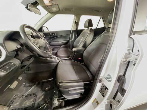 Used 2023 Hyundai Venue Limited FWD image 21
