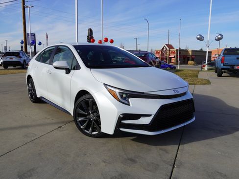 Certified 2024 Toyota Corolla SE image 2