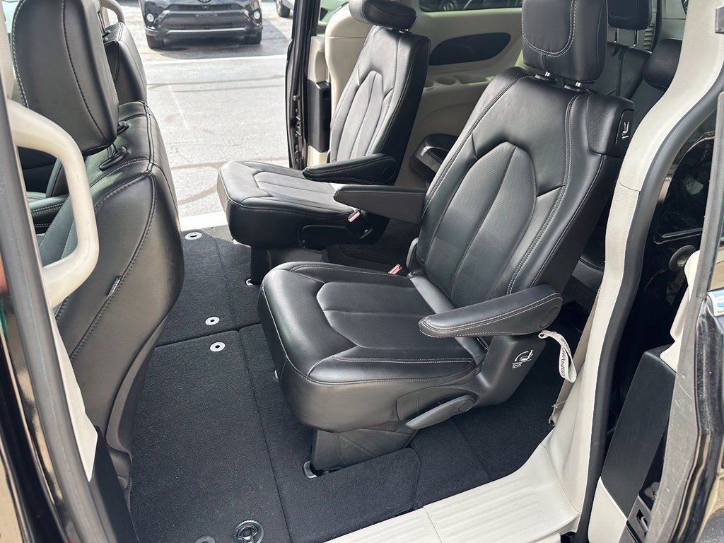 Used 2024 Chrysler Pacifica Touring-L FWD image 13