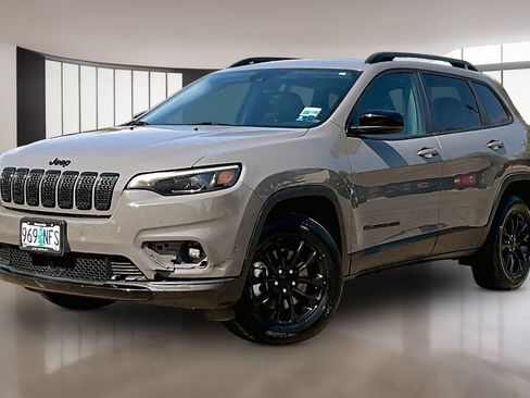 Used 2023 Jeep Cherokee Altitude Lux AWD/4WD image 2