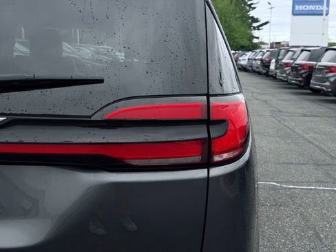 Used 2023 Chrysler Pacifica Touring-L FWD image 8