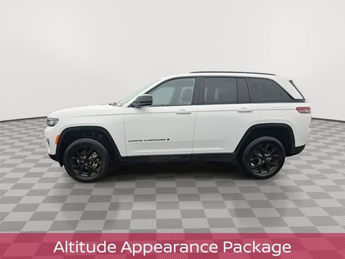 Used 2024 Jeep Grand Cherokee Altitude image 4