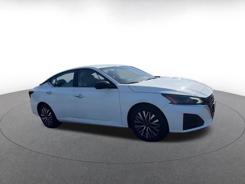 Used 2025 Nissan Altima 2.5 SV FWD image 2