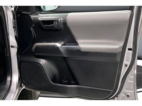 Used 2017 Toyota Tacoma SR5 w/ Tow Package AWD/4WD image 25