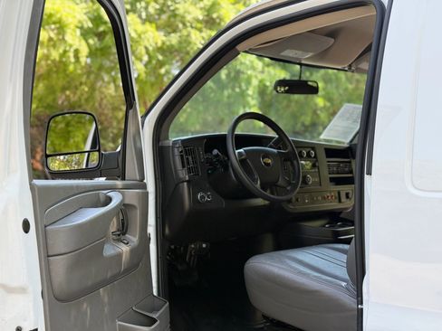 Used 2015 Chevrolet Express 2500 image 9