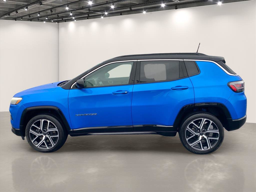Used 2025 Jeep Compass Limited w/ Elite Group AWD/4WD image 4