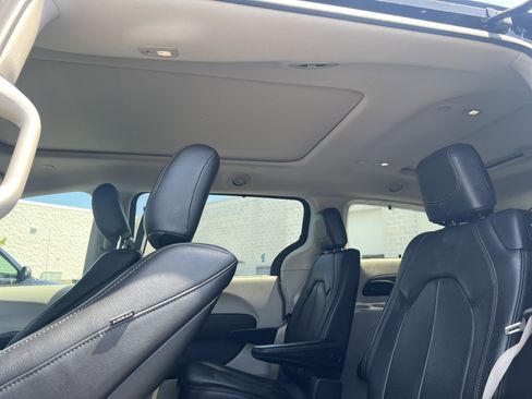 Used 2018 Chrysler Pacifica Touring-L Plus w/ Tire & Wheel Group FWD image 16