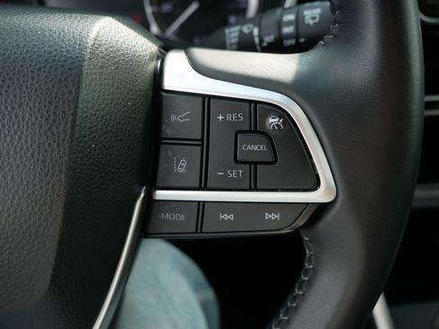 Used 2024 Toyota Highlander XLE AWD/4WD image 28