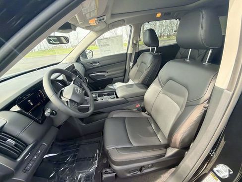 New 2026 Nissan Pathfinder SL w/ SL Premium Package AWD/4WD image 11