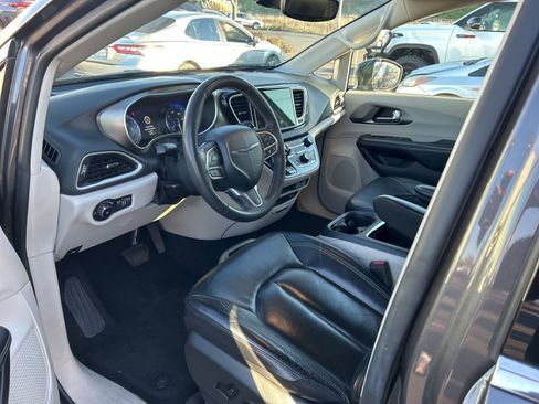 Used 2022 Chrysler Pacifica Touring-L image 5