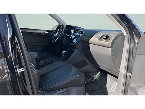 Used 2024 Volkswagen Tiguan SE AWD/4WD image 33