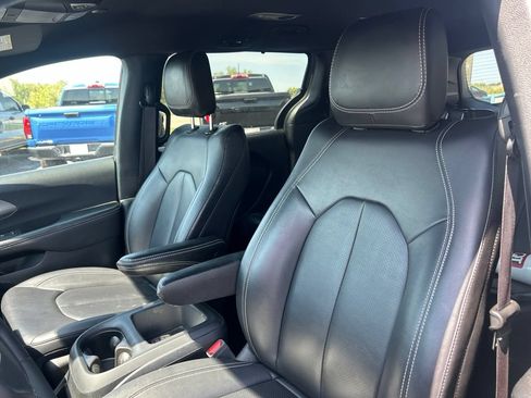 Used 2025 Chrysler Pacifica Select FWD image 16