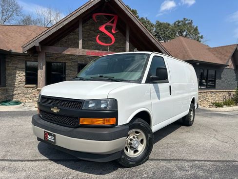 Used 2018 Chevrolet Express 2500 w/ Driver Convenience Package RWD image 2
