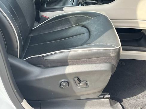 Used 2022 Chrysler Pacifica Limited FWD image 24