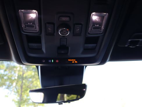 Used 2025 GMC Yukon Denali w/ Denali Reserve Package image 38