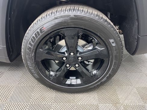 New 2025 Jeep Grand Cherokee Altitude image 4