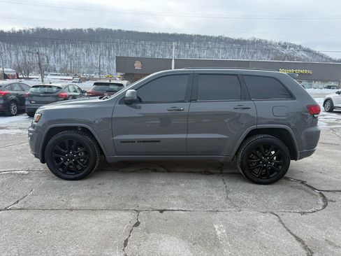 Used 2019 Jeep Grand Cherokee Altitude image 4