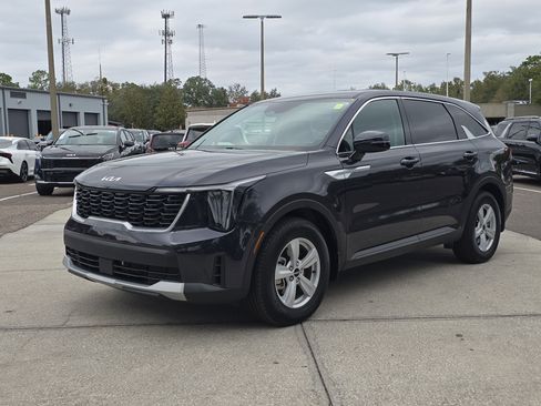 Certified 2025 Kia Sorento LX image 4