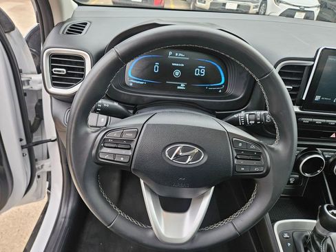 Used 2025 Hyundai Venue SEL FWD image 18