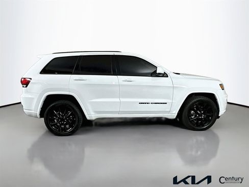 Used 2021 Jeep Grand Cherokee Laredo X AWD/4WD image 4