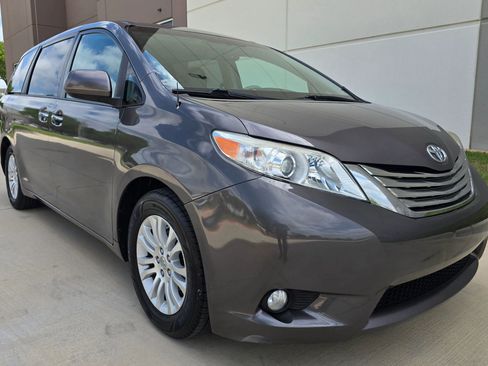 Used 2013 Toyota Sienna XLE FWD image 4