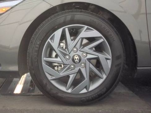 Used 2025 Hyundai Elantra Hybrid FWD image 9
