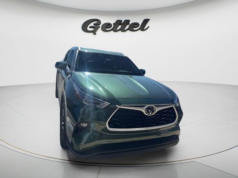 Used 2023 Toyota Highlander XLE image 3