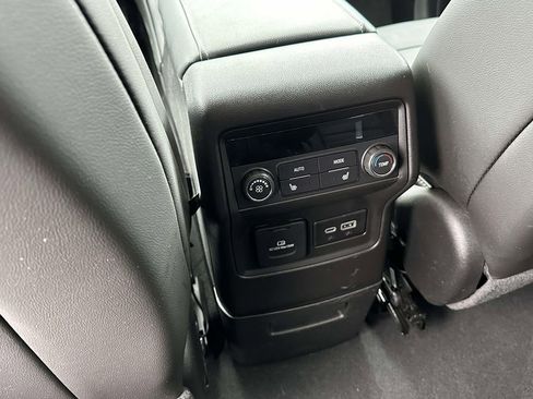 Used 2023 GMC Acadia SLT w/ Preferred Package image 15