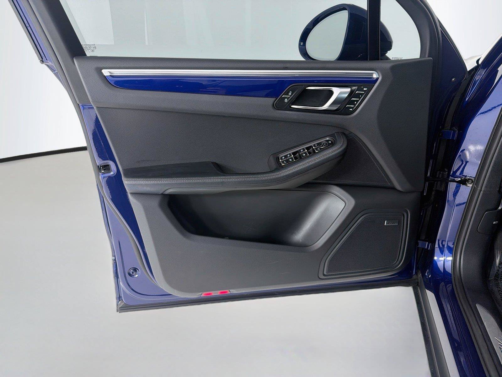 Certified 2023 Porsche Macan S AWD/4WD image 7