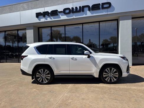 New 2026 Lexus LX 700h Luxury image 2