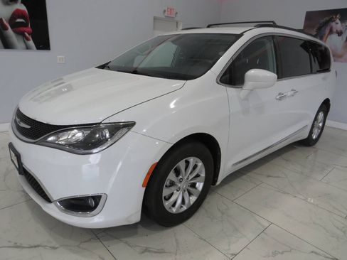 Used 2017 Chrysler Pacifica Touring-L FWD image 7