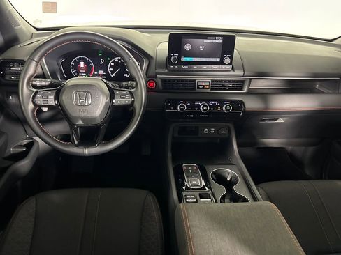 Used 2025 Honda Pilot Sport image 29