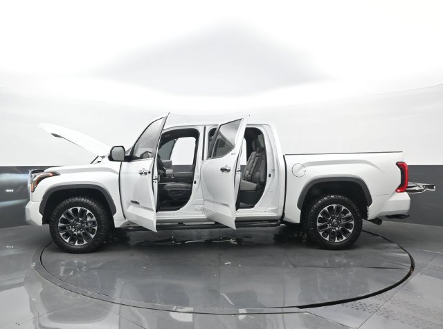 Used 2025 Toyota Tundra Limited AWD/4WD image 32