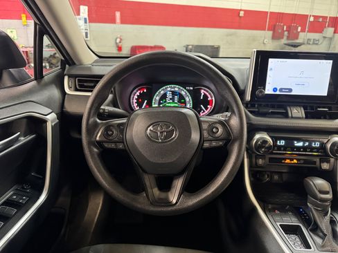 Used 2025 Toyota RAV4 XLE FWD image 9