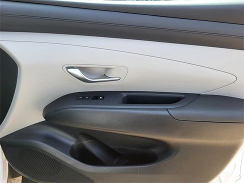 Certified 2025 Hyundai Tucson SE image 6
