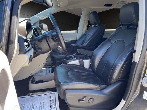 Used 2018 Chrysler Pacifica Touring-L FWD image 9