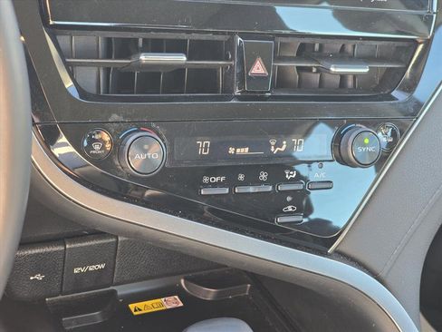 Used 2022 Toyota Camry XLE image 17